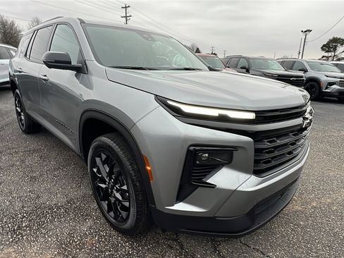 New 2026 Chevrolet Traverse LT image 3