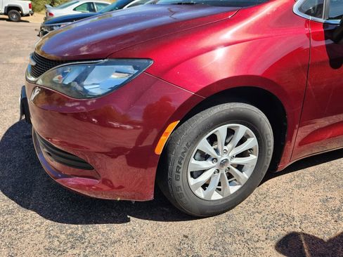 Used 2017 Chrysler Pacifica Touring w/ Tire & Wheel Group FWD image 5