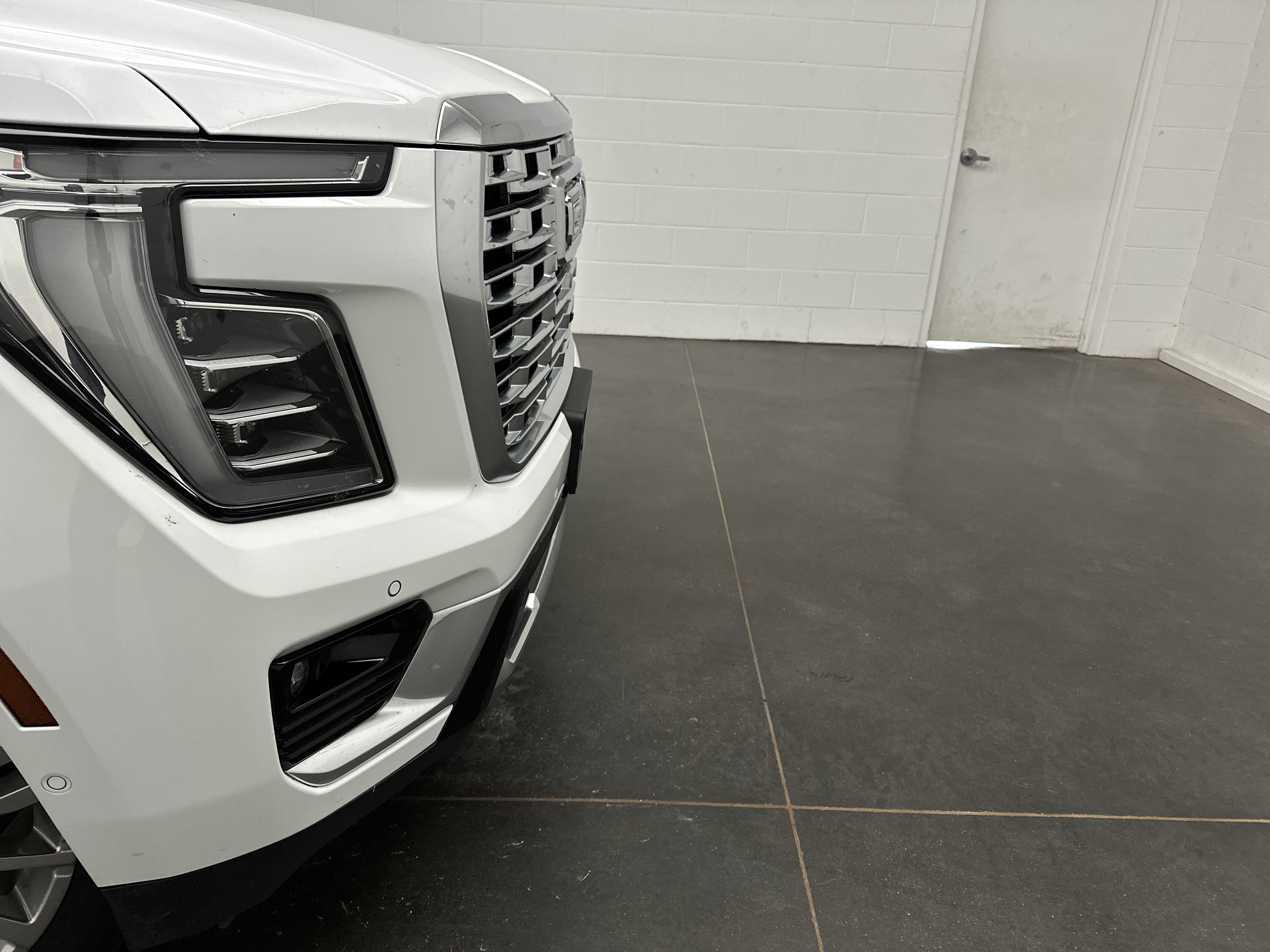 Used 2025 GMC Yukon XL Denali AWD/4WD image 2