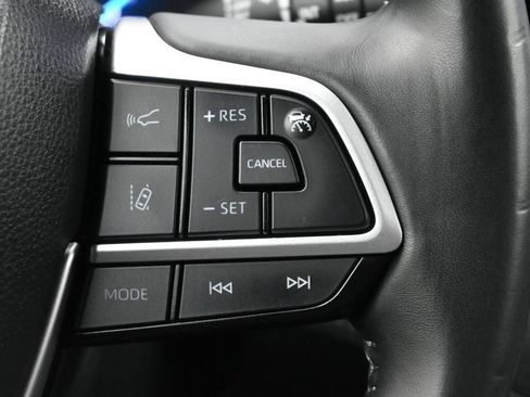 Used 2023 Toyota Highlander LE FWD image 7