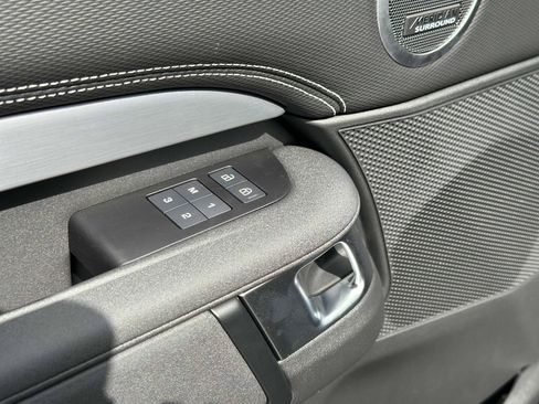 New 2025 Land Rover Discovery Dynamic SE image 13