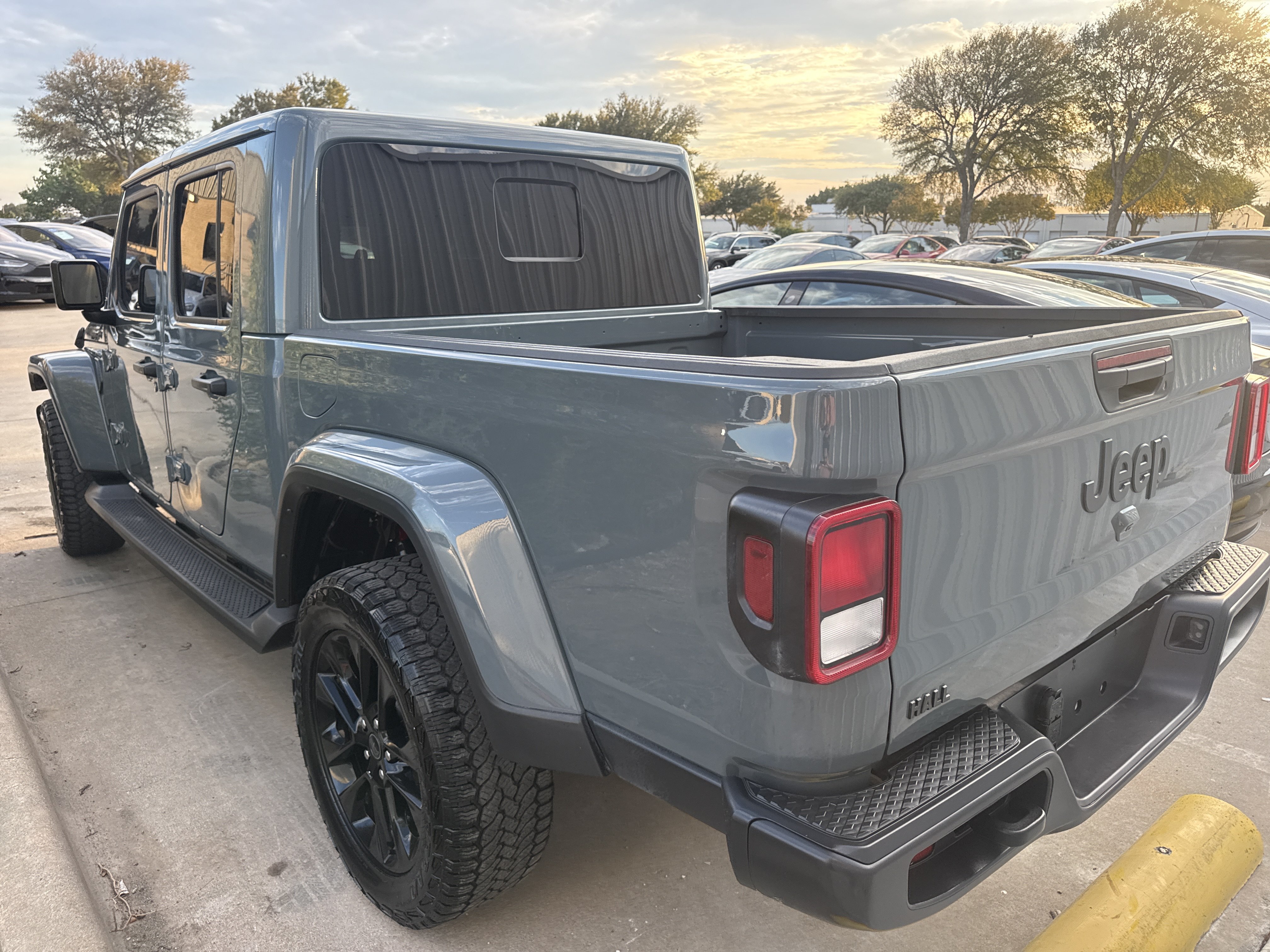 Used 2025 Jeep Gladiator Sport AWD/4WD image 4