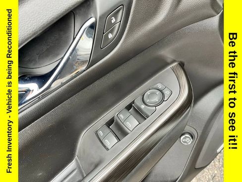 Used 2019 GMC Acadia SLT w/ LPO, Black Accent Package AWD/4WD image 11