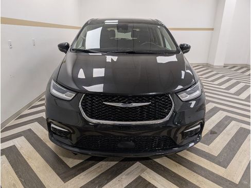 Used 2023 Chrysler Pacifica Touring-L image 27