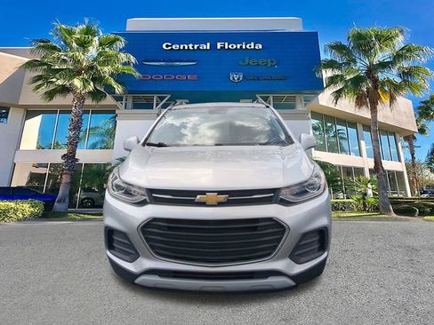 Used 2019 Chevrolet Trax LT w/ LT Convenience Package FWD image 3