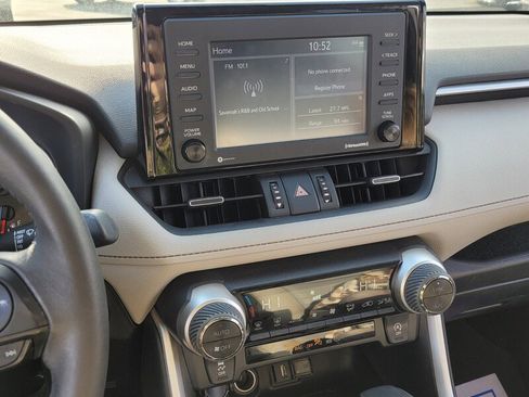 Used 2021 Toyota RAV4 XLE Premium image 19