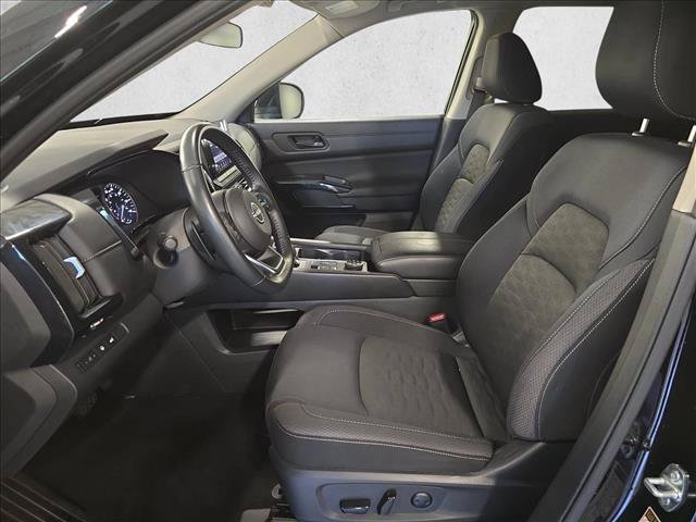 Used 2025 Nissan Pathfinder SV AWD/4WD image 15