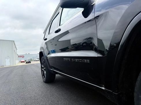 Used 2019 Jeep Grand Cherokee Altitude AWD/4WD image 10