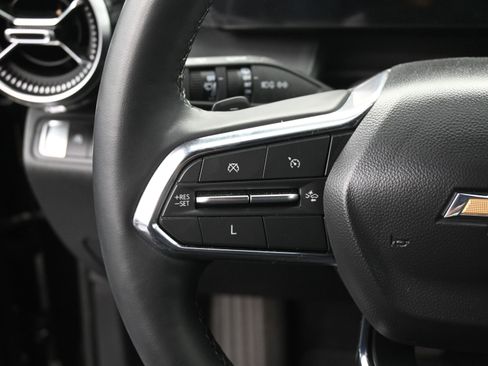 Used 2025 Chevrolet Equinox LT w/ Safety and Technology Package image 11