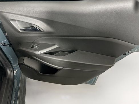 Used 2025 Chevrolet Trax LT FWD image 28