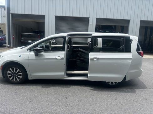 Used 2024 Chrysler Pacifica Limited FWD image 13