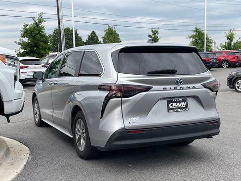 Used 2025 Toyota Sienna LE FWD image 5