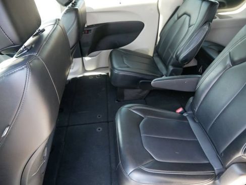 Used 2023 Chrysler Pacifica Touring-L FWD image 8