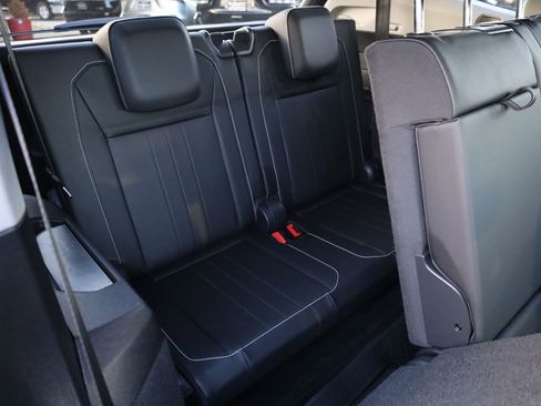 Used 2022 Volkswagen Tiguan SE image 17