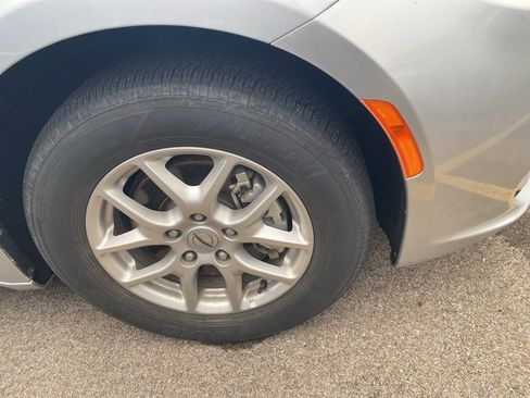 Used 2024 Chrysler Pacifica Touring-L image 7