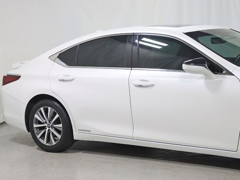 Used 2021 Lexus ES 300h w/ Accessory Package image 3