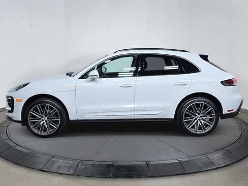 Certified 2025 Porsche Macan AWD/4WD image 2
