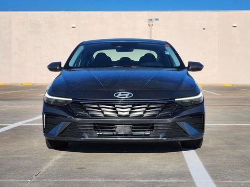 Used 2025 Hyundai Elantra Limited image 2