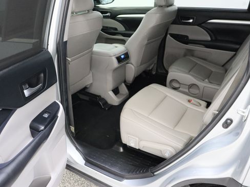 Used 2019 Toyota Highlander XLE FWD image 30