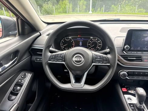 Used 2024 Nissan Altima 2.5 SV FWD image 19