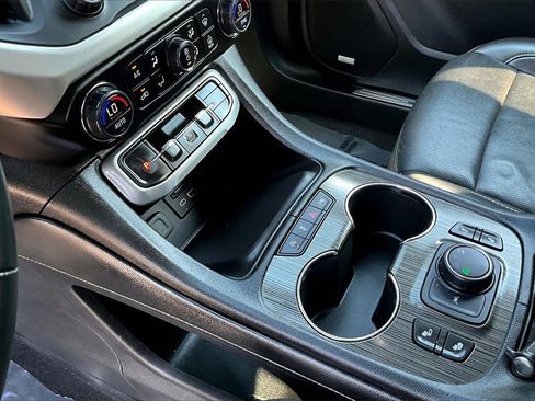 Certified 2023 GMC Acadia SLT image 16