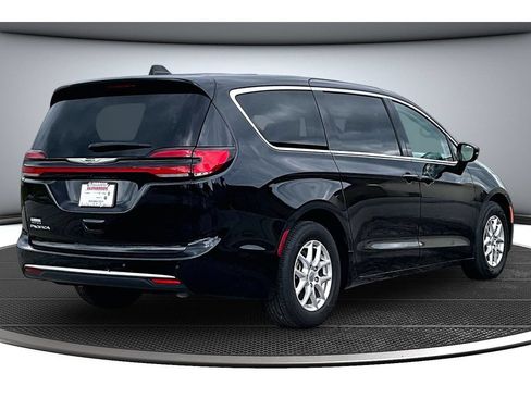 Used 2024 Chrysler Pacifica Touring-L FWD image 18