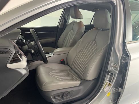 Used 2019 Toyota Camry SE w/ Carpet Mat Package FWD image 18