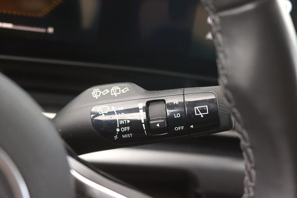 Used 2025 Kia Carnival FWD image 25