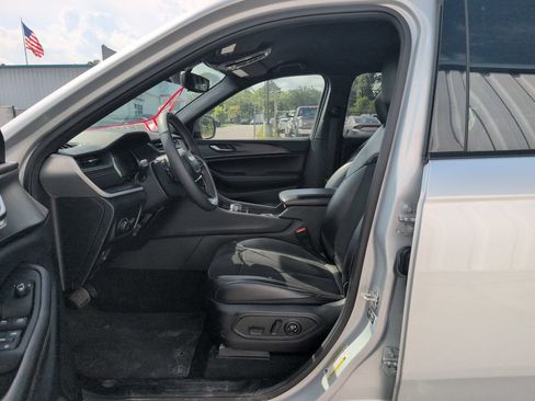 Used 2024 Jeep Grand Cherokee L Laredo RWD image 10