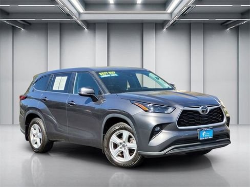 Used 2023 Toyota Highlander LE image 1