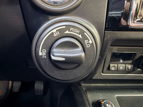 Used 2021 Nissan Titan PRO-4X w/ Pro-4x Convenience Package image 11