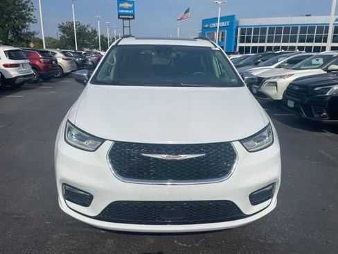 Used 2023 Chrysler Pacifica Limited FWD image 6