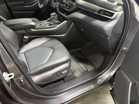 Used 2025 Toyota Highlander XLE image 13
