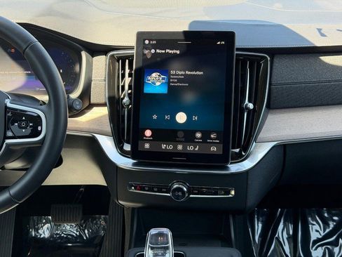 Certified 2025 Volvo XC90 B6 Plus AWD/4WD image 15