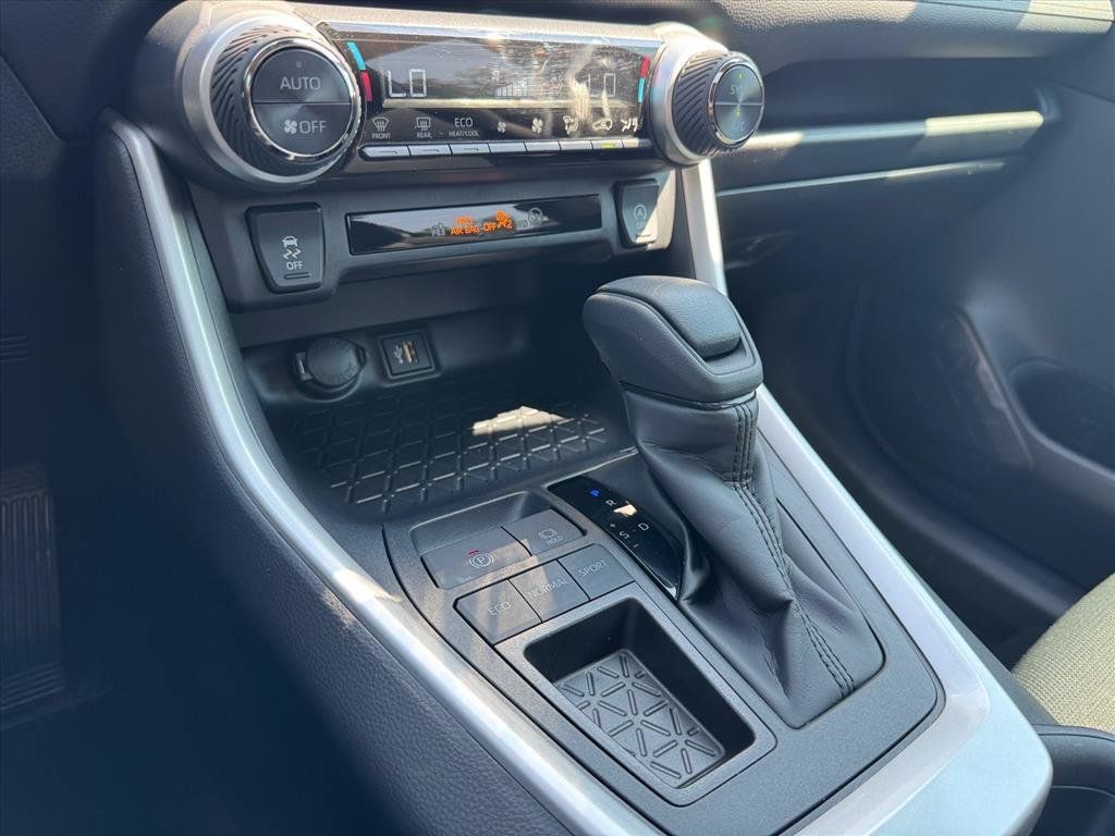 Used 2025 Toyota RAV4 XLE w/ Convenience Package FWD image 20