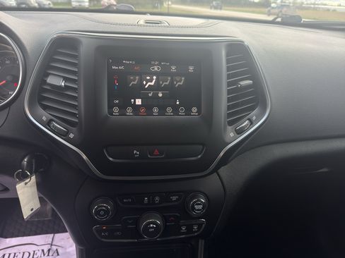 Used 2019 Jeep Cherokee Latitude w/ Cold Weather Group AWD/4WD image 21