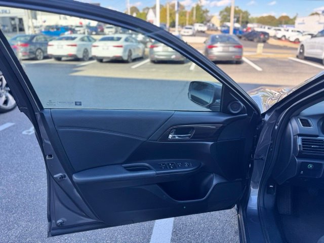 Used 2017 Honda Accord EX image 11
