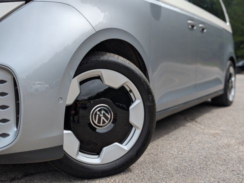 Used 2025 Volkswagen ID. Buzz Pro S Plus RWD image 35
