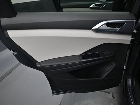Certified 2025 Volkswagen Taos SE image 28