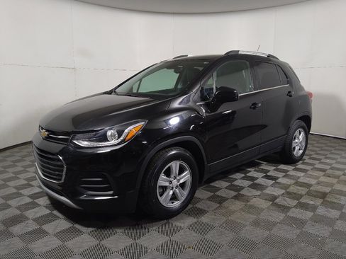 Used 2020 Chevrolet Trax LT w/ LT Convenience Package FWD image 2