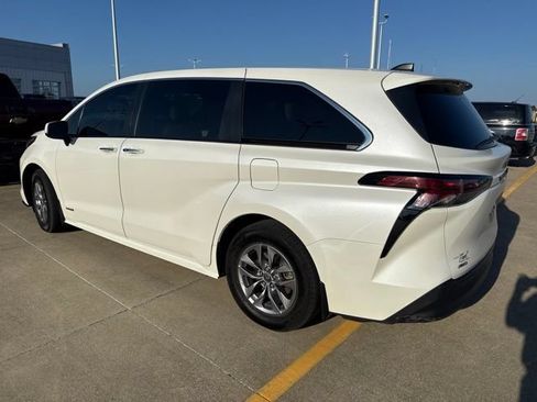 Used 2021 Toyota Sienna XLE AWD/4WD image 5