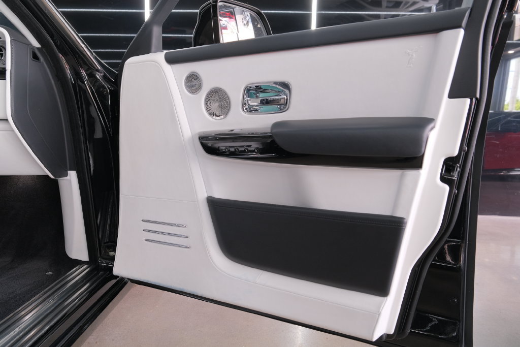 Used 2022 Rolls-Royce Phantom Sedan w/ The Phantom Package RWD image 31