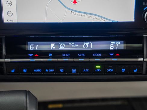 Certified 2024 Toyota Sienna Limited FWD image 25