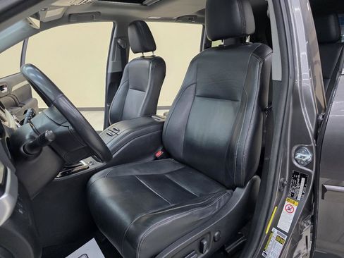 Used 2017 Toyota Highlander SE FWD image 18