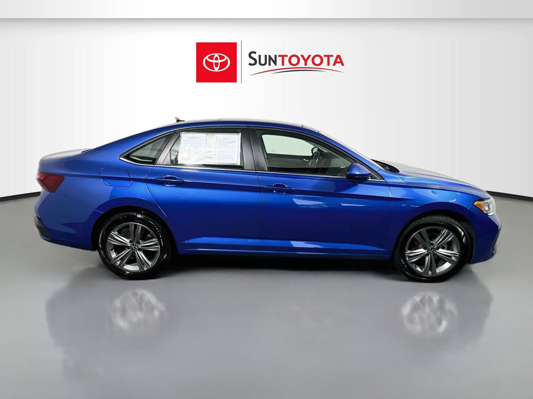 Used 2024 Volkswagen Jetta SE FWD image 2