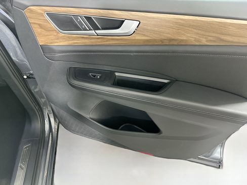 Used 2025 Volkswagen Atlas SE image 35