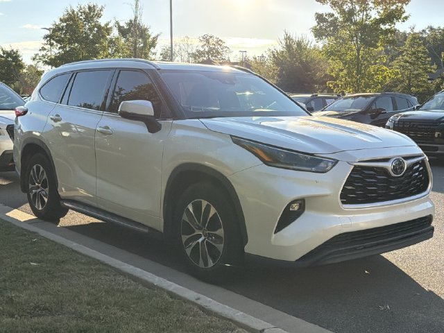 Used 2021 Toyota Highlander XLE AWD/4WD image 3