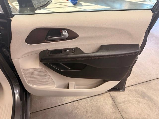 Used 2017 Chrysler Pacifica Touring-L Plus w/ Tire & Wheel Group FWD image 31