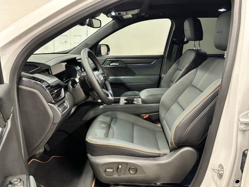 Used 2025 GMC Acadia AT4 w/ Luxury Package AWD/4WD image 17