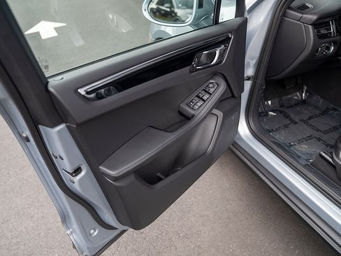 Certified 2026 Porsche Macan AWD/4WD image 17